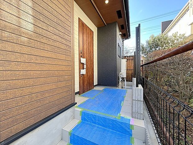 ポーチのついた新築分譲物件。玄関の印象はいかがでしょうか?入口からご覧ください。