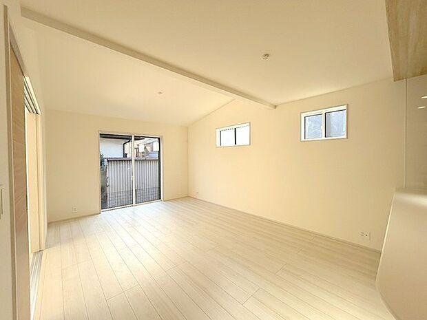 天井高を高くするための一工夫、勾配天井。開放感に包まれます。