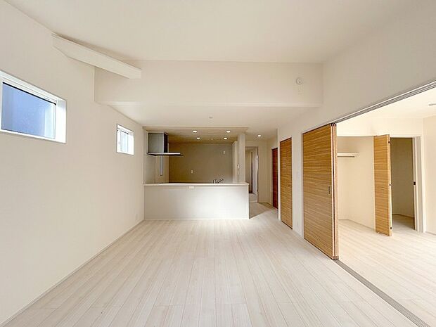 LDK+隣接洋室、開放すれば広々空間に。おもてなしスペースにもどうぞ。