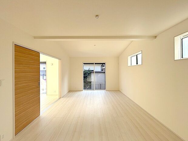 解放感あふれるリビングは、自然に光と風に恵まれます。 