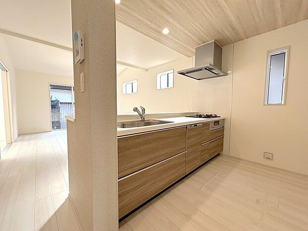 カウンターからはリビングが広く見渡せ、ご家族とのコミュニケーションも弾みます。 