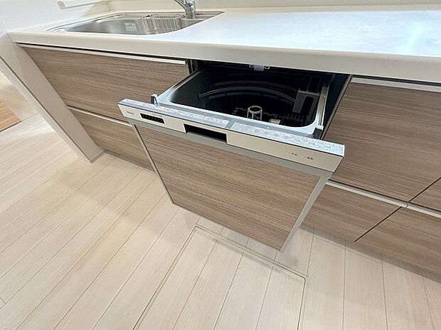 省エネ ・ 衛生的な食器洗乾燥機付。手に優しい、後片づけおまかせの食洗機。食後のだんらんを早く楽しんでください。