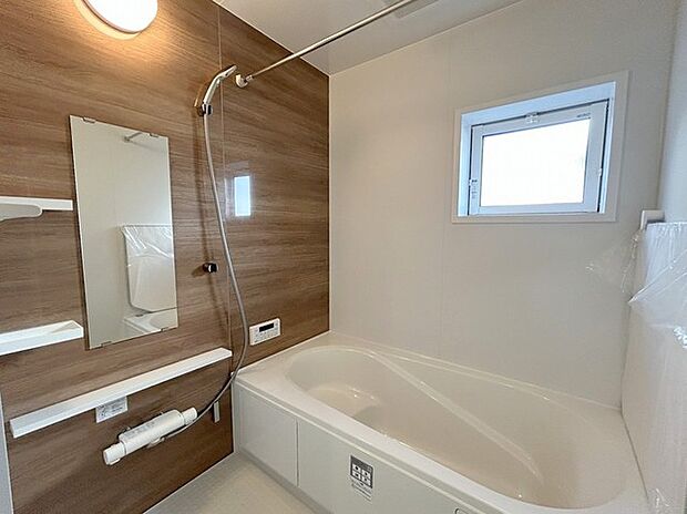 広々1坪タイプのゆったり浴室ユニットは半身浴もゆっくり楽しめるベンチバス仕様。防カビ・抗菌素材なのもうれしい。