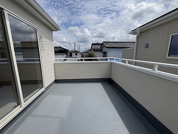 らくらくお洗濯を助ける広いバルコニー。