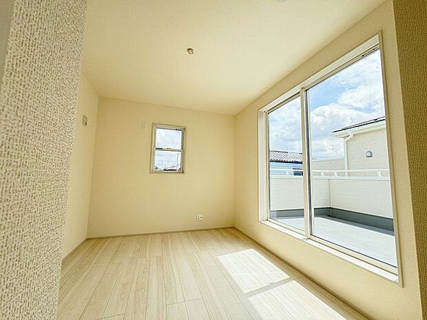 新築の木の匂いのする室内。写真では伝わらないので、ぜひ現地でお確かめください。