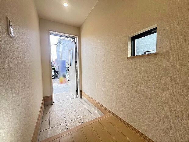 誰も住んだことのない家の玄関スペース。あたらしい木のにおいを感じていただけると思います。