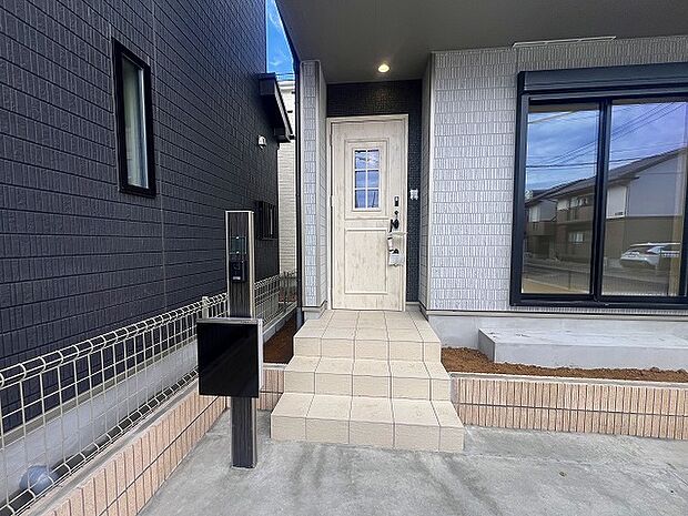 この扉を開けると、新築の木の匂いが待ってます。