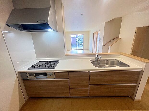 リビングで遊ぶお子様を見守りながらお料理ができる、対面キッチン。