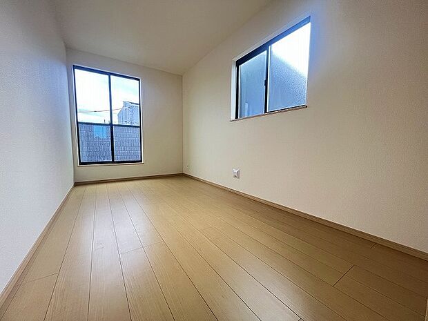 南向きの大きな窓から、たっぷりの陽射しが射し込みますね。