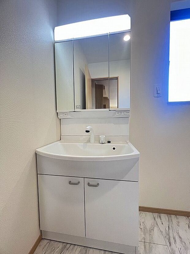 たっぷりの収納を設けたシャワー付洗面台で快適な暮らし。