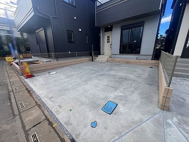 並列2台駐車可能な、ゆとりのカースペースがここに。