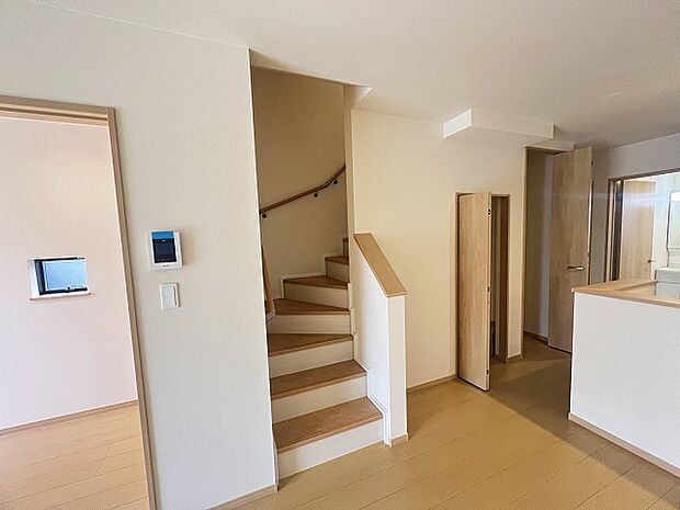 家族の動線が分かりやすいと定評のあるリビングイン階段を採用したプラン。