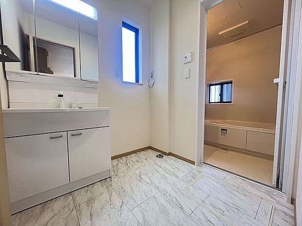 お風呂に入る前、心も体もふっと一息つける「静けさの入り口」。