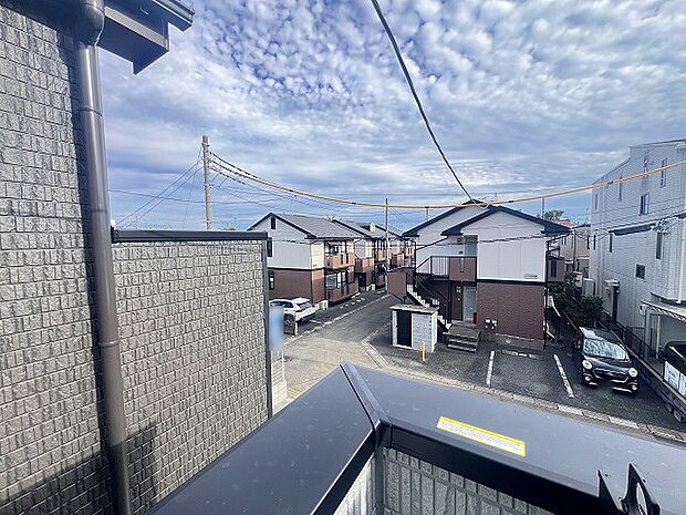 住宅街の中の一戸建て、あたりはほとんど住宅です。