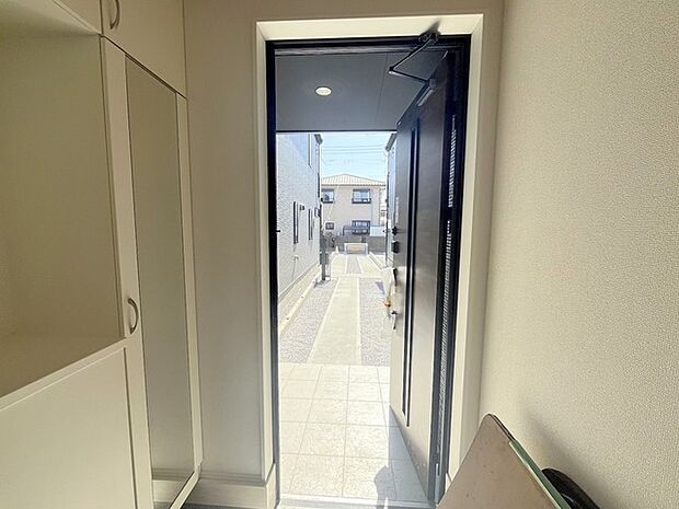 玄関を出て広がる、澄んだ空と穏やかな街並み。 