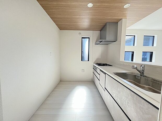 料理をしながらでも、ご家族との会話を楽しめる対面キッチン。 