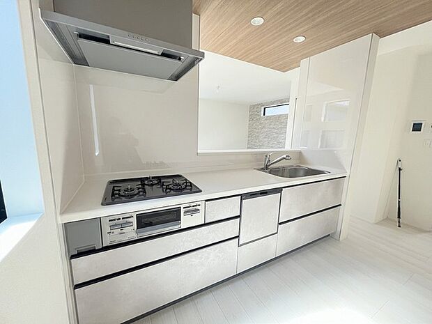 リビングで遊ぶお子様を見守りながらお料理ができる、対面キッチン。 