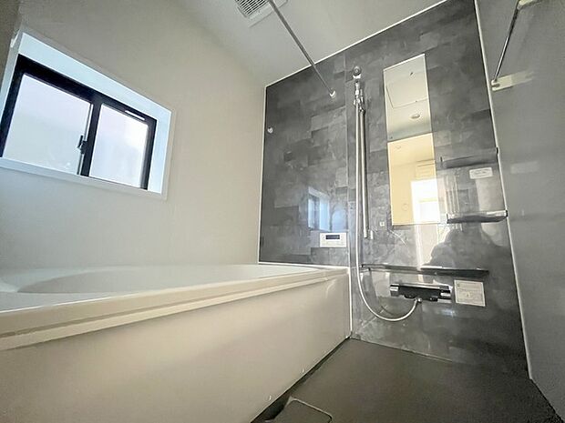 広々1坪タイプのゆったり浴室ユニット。防カビ・抗菌素材なのもうれしい。