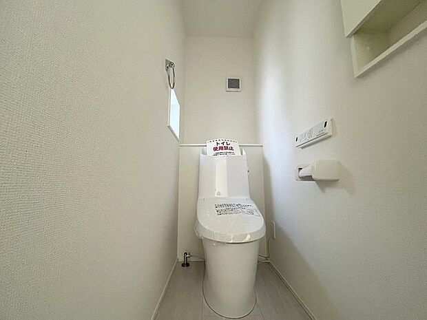 お手洗いこそシンプルな清潔感が重要、白いクロスに白いお手洗いを配置しました。 