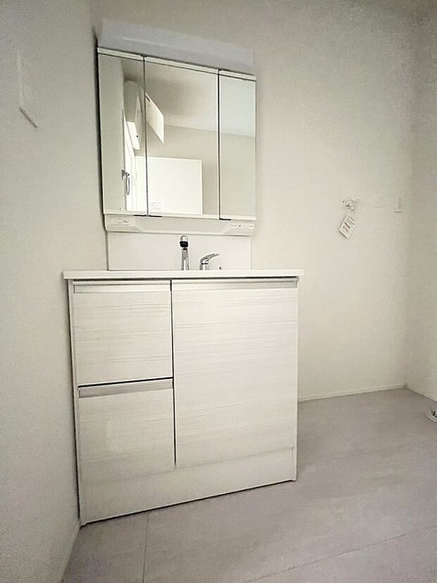 たっぷりの収納を設けたシャワー付洗面台で快適な暮らし。