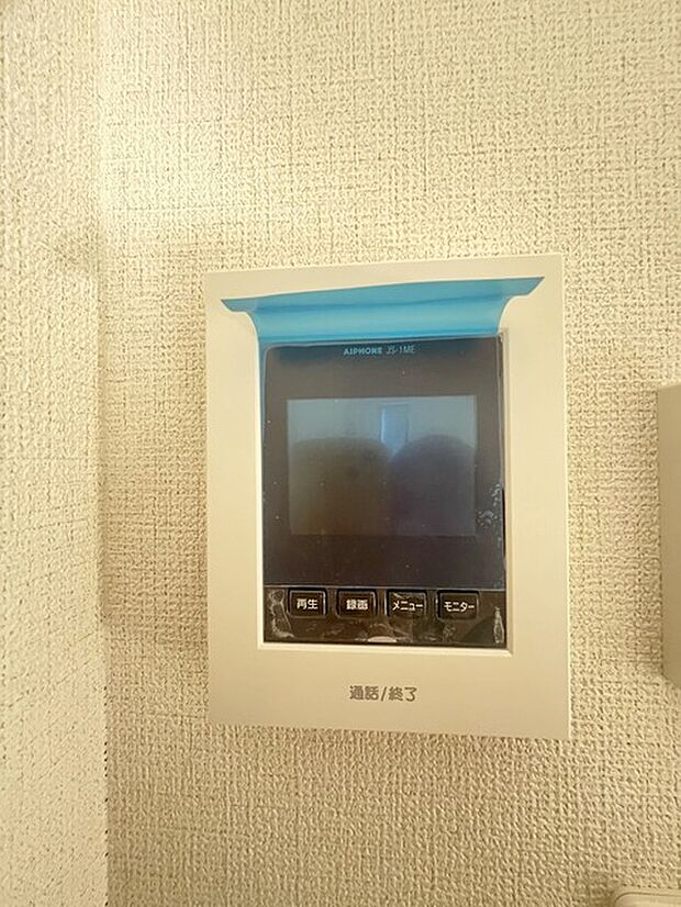 来客がカラーでわかるインターフォン。防犯面においてカメラがあることは嬉しいですね。 