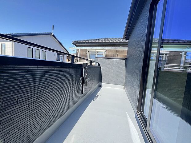 らくらくお洗濯を助ける広いバルコニー。 