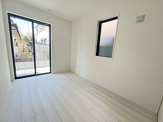 新築の木の匂いのする室内。写真では伝わらないので、ぜひ現地でお確かめください。