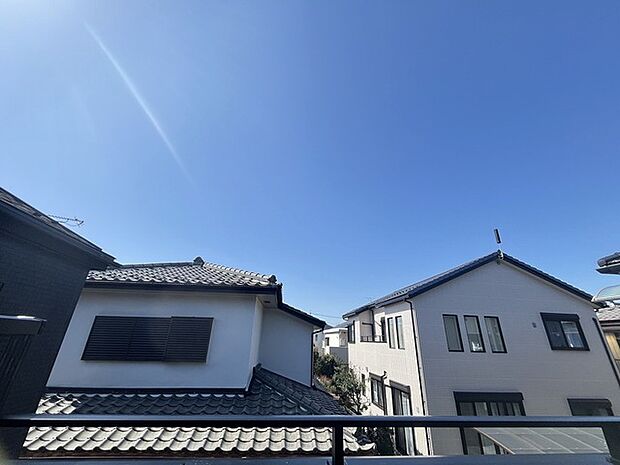 あたり一帯に住宅が広がる立地、住宅地ならではのロケーション。 