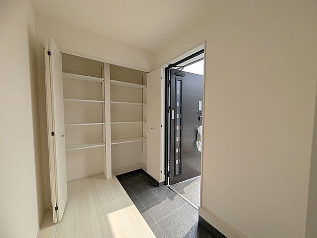 玄関は家の顔でもあります。広いと気持ちがいいですね!