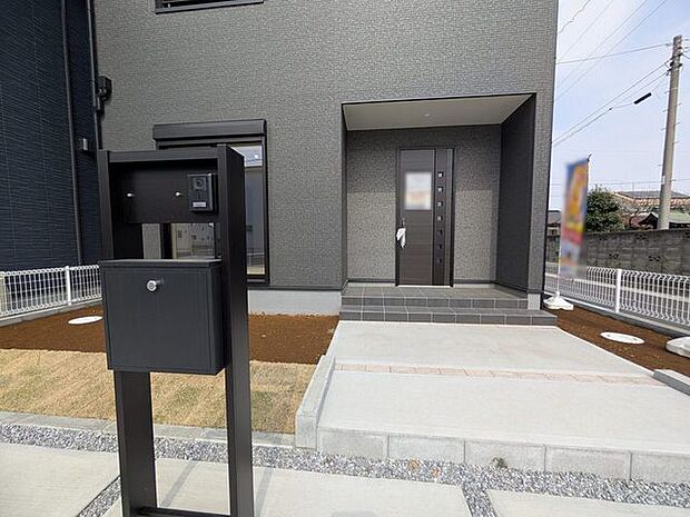 ポーチのついた新築分譲物件。玄関の印象はいかがでしょうか?入口からご覧ください。