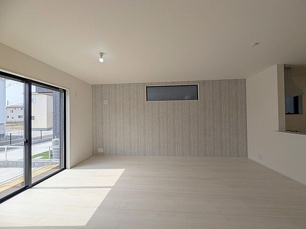 南側に大きな窓を配置、明るいリビングが出来ました。 