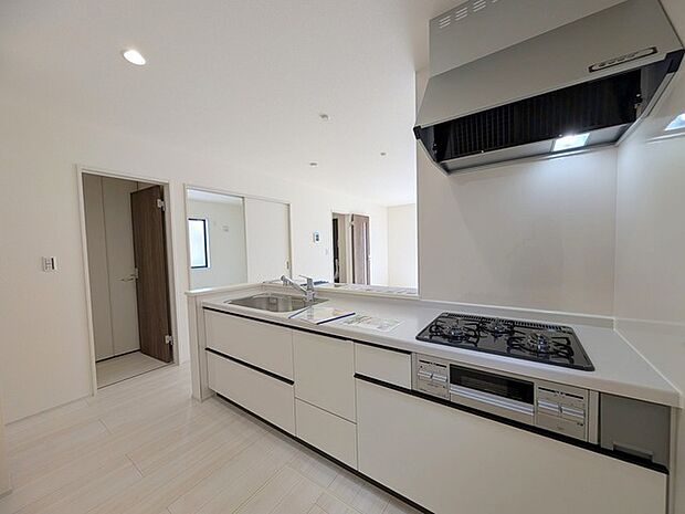 対面タイプなら、キッチン内にいながらご家族やお客様との会話が楽しめます。 