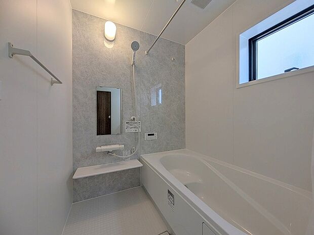 是非、足を伸ばして入って欲しい一坪タイプ。半身浴もゆっくり楽しめるベンチバス仕様。疲れの取れ方が違うかも。   