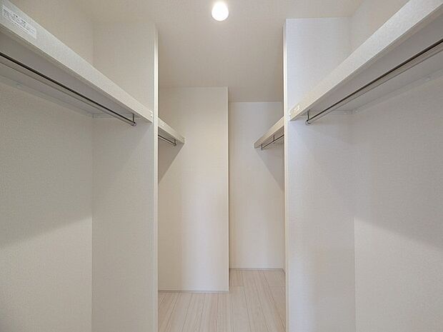 季節物の衣類もスッキリ収納できる、ウォークインクローゼット。