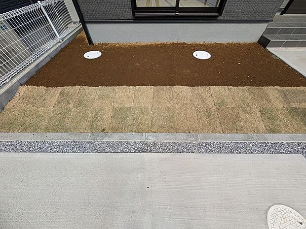 小さなお庭はメンテナンスが楽でちょうど良いかも知れませんね。 