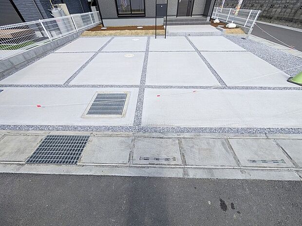 並列2台駐車可能な、ゆとりのカースペースがここに。 