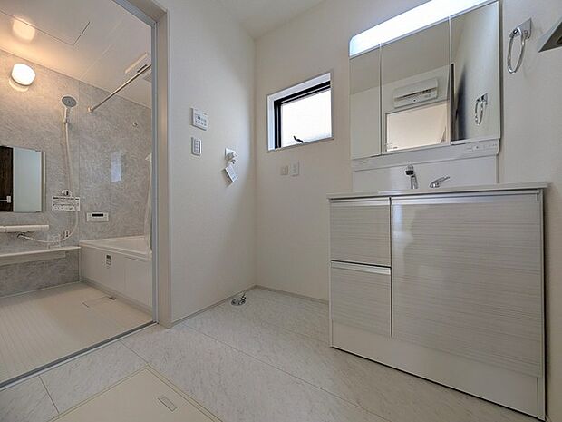 ドライヤーの風に包まれながら、今日一日の終わりを感じる。そんな、地味だけど決して無くてはならない、名脇役。 