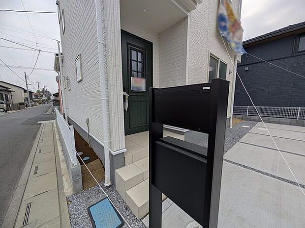 ポーチのついた新築分譲物件。玄関の印象はいかがでしょうか?入口からご覧ください。