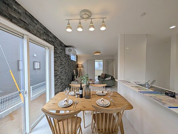 リビング空間とダイニング空間とか使い分けやすい間取り配置。対面式でキッチン立つ人の視界も良好です。  