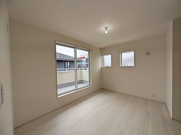 広々バルコニーから、たっぷり太陽の恵みが得られます。