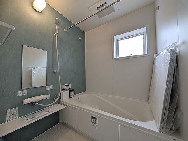 広々1坪タイプのゆったり浴室ユニット。防カビ・抗菌素材なのもうれしい。浴室は湿気がたまりやすく、換気扇だけでは心配。窓をあければお風呂がカラっと乾きます。 