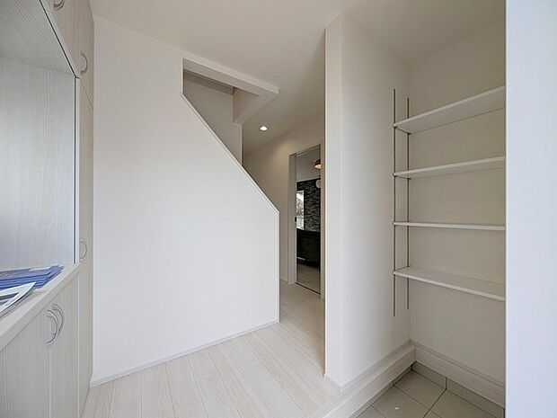 廊下や玄関の共用部には、こんな収納があるととっても便利です。