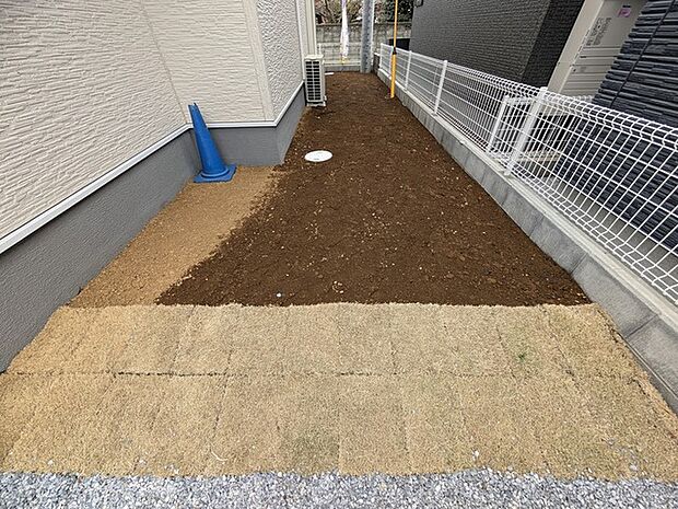 季節のお花を少し楽しむのにちょうどいいサイズのお庭です。