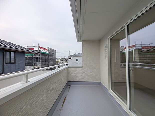 ゆとりの広さを確保したバルコニー。お布団を干すのも、この広さならラクラク。
