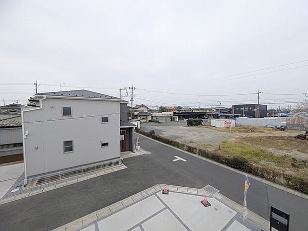 前面の住まいとの距離感があるから、圧迫感を感じません。