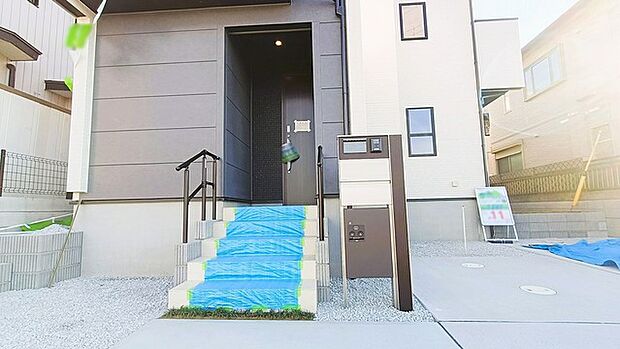 ポーチのついた新築分譲物件。玄関の印象はいかがでしょうか？入口からご覧ください。 