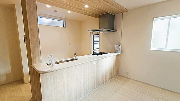 対面キッチンがご家族の温かい時間を演出。 