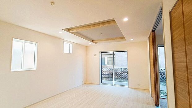 折上天井で天井を高くして解放感あふれるリビングは、自然に光と風に恵まれます。 