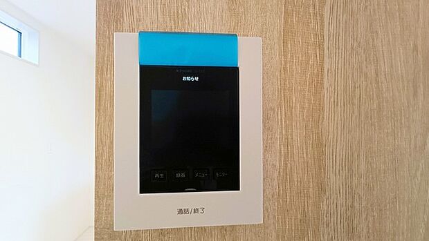 来客が一目で分かるカラーモニターインターフォン付き。 