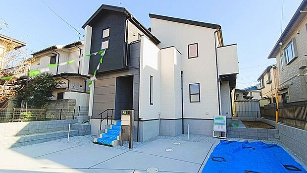 並列3台駐車可能な、ゆとりのカースペースがここに。 